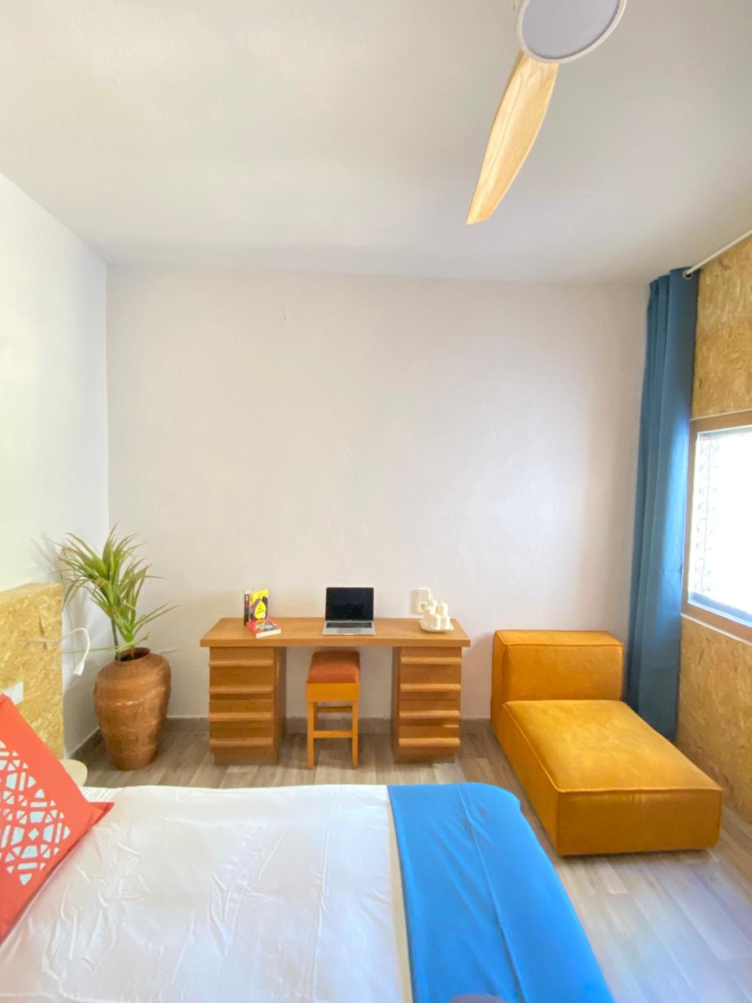 エルチェ Pink Lemon House Bed & Breakfast エクステリア 写真