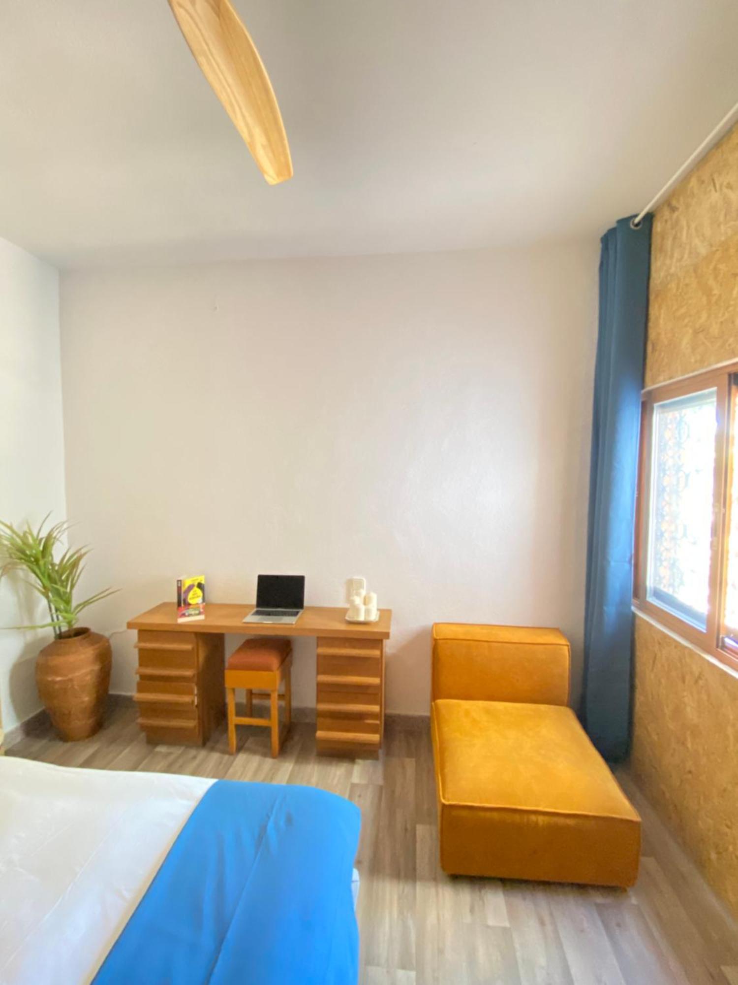 エルチェ Pink Lemon House Bed & Breakfast エクステリア 写真